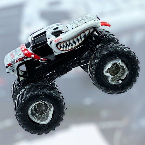 MONSTER MUTT DALMATIAN HOT WHEELS MONSTER JAM TRUCK 1/64 DIECAST Pre-Owned - Picture 2 of 13